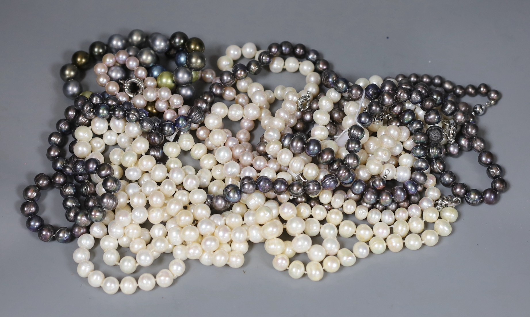Thirteen assorted modern freshwater pearl necklaces, longest 116cm.
